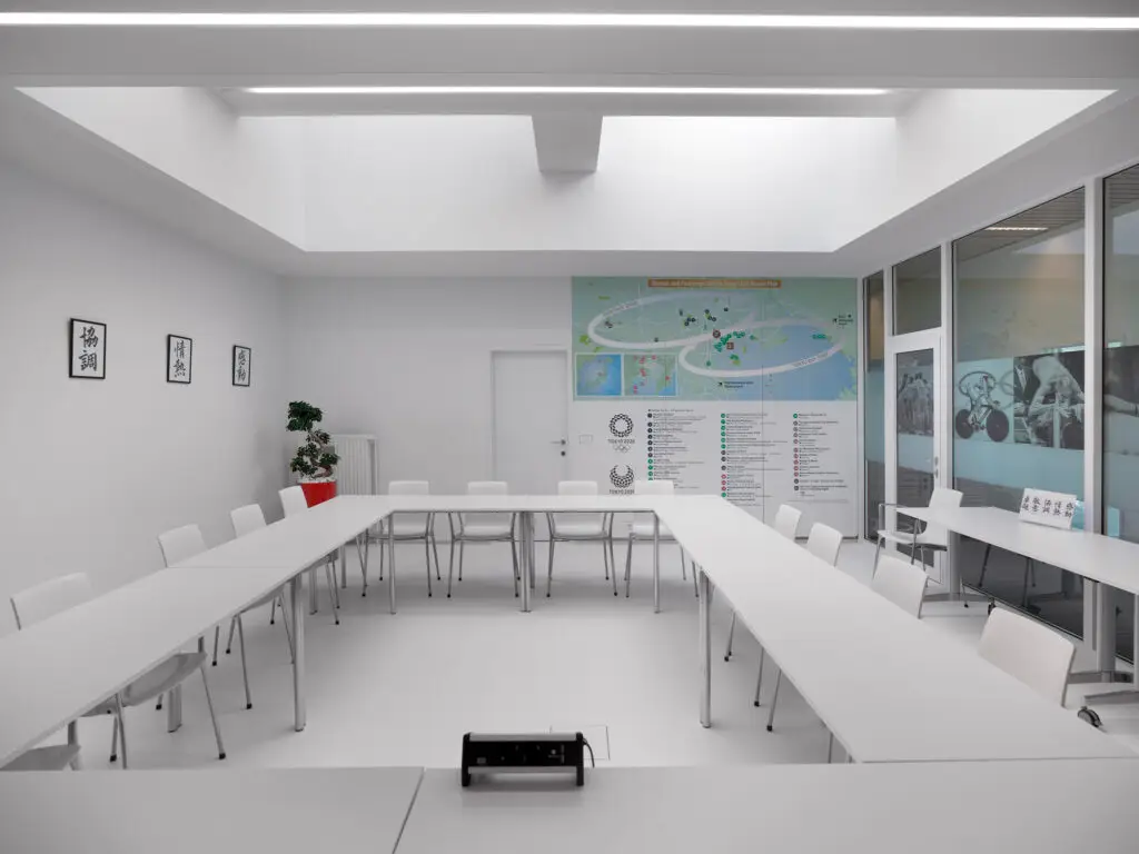Vergaderruimte met moderne inrichting, ontworpen door K-ONCEPT