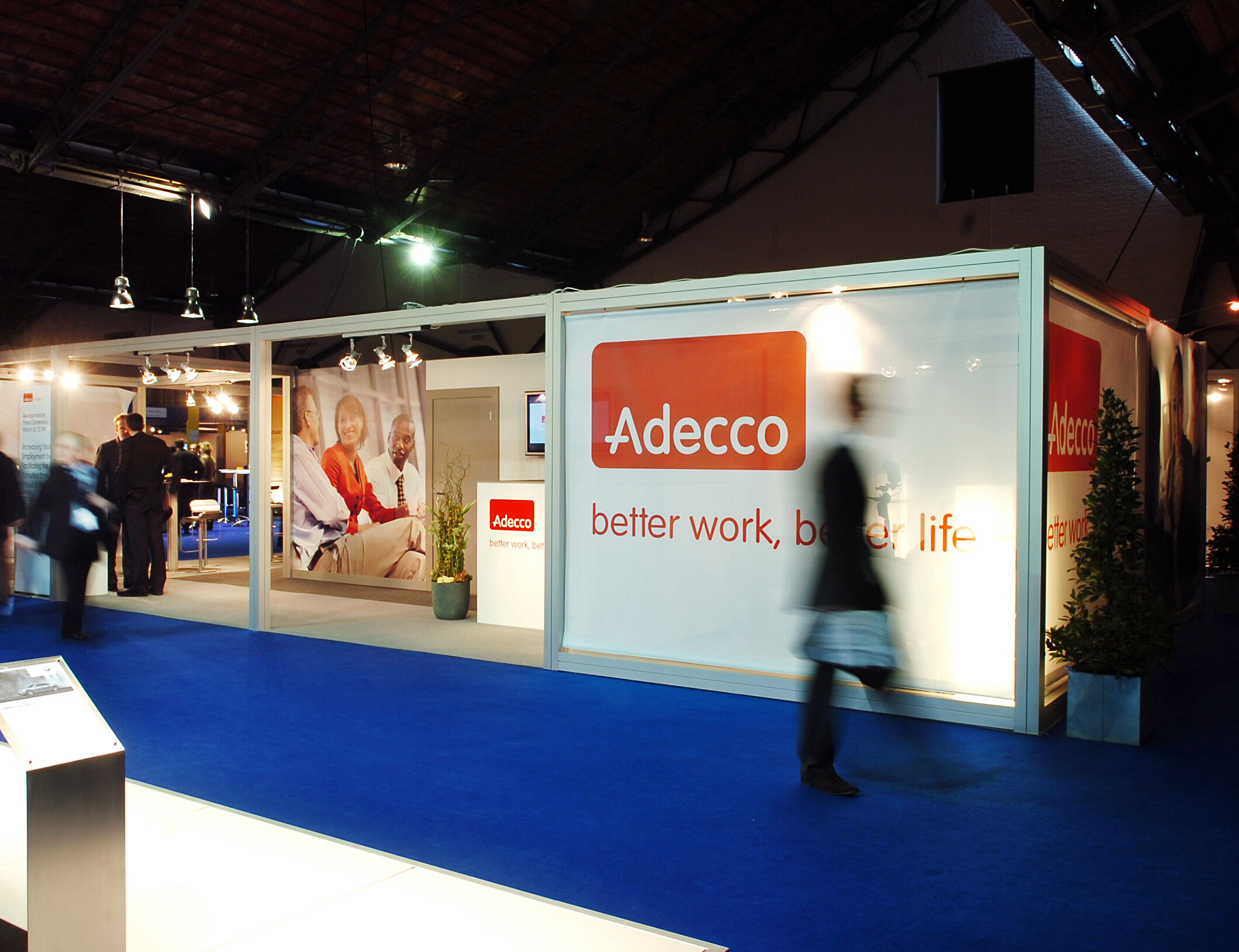 Adecco-stand op de European Business Summit met de slogan 'Better work, better life'.