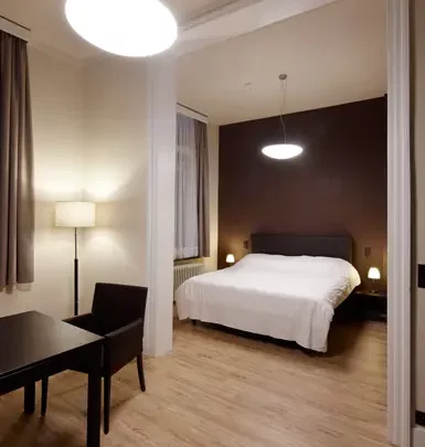 Comfortabele slaapkamer met modern interieur en sfeerverlichting.