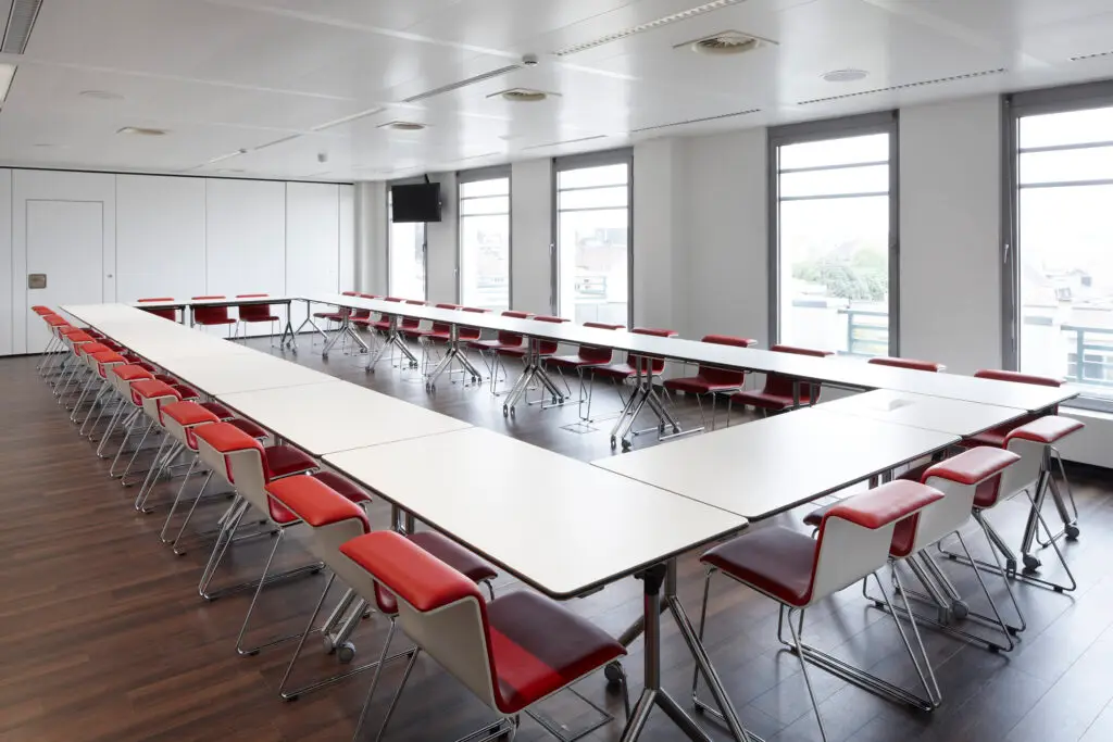 Boardroom en lokettenzaal Antwerpse Waterwerken, ontworpen door K-ONCEPT
