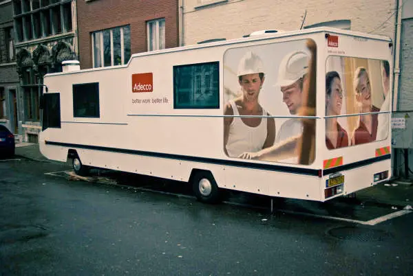 Mobiele kantoorbus ontworpen door K-ONCEPT voor Adecco.