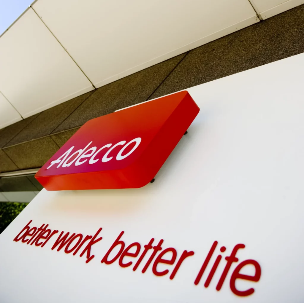 Adecco logo met slogan 'better work, better life', ontworpen door K-ONCEPT
